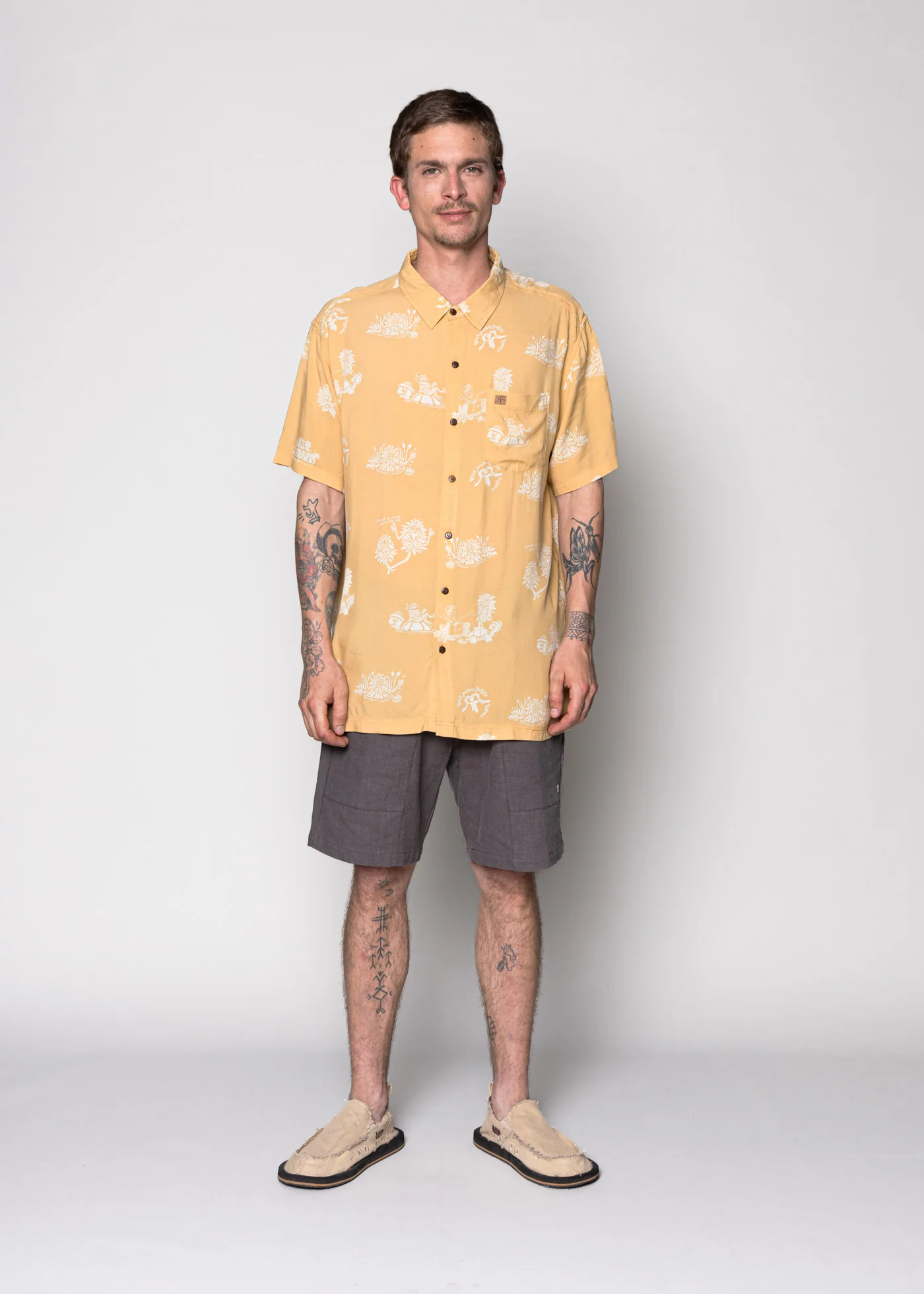 Camisa Diseño Manga Corta Rayón Slowlife Hombre - Ocre - Image 2