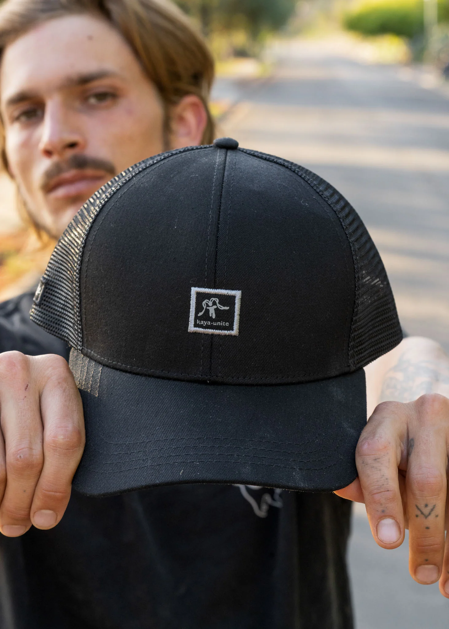 Gorro Jockey Algodón Trucker Logo - Negro