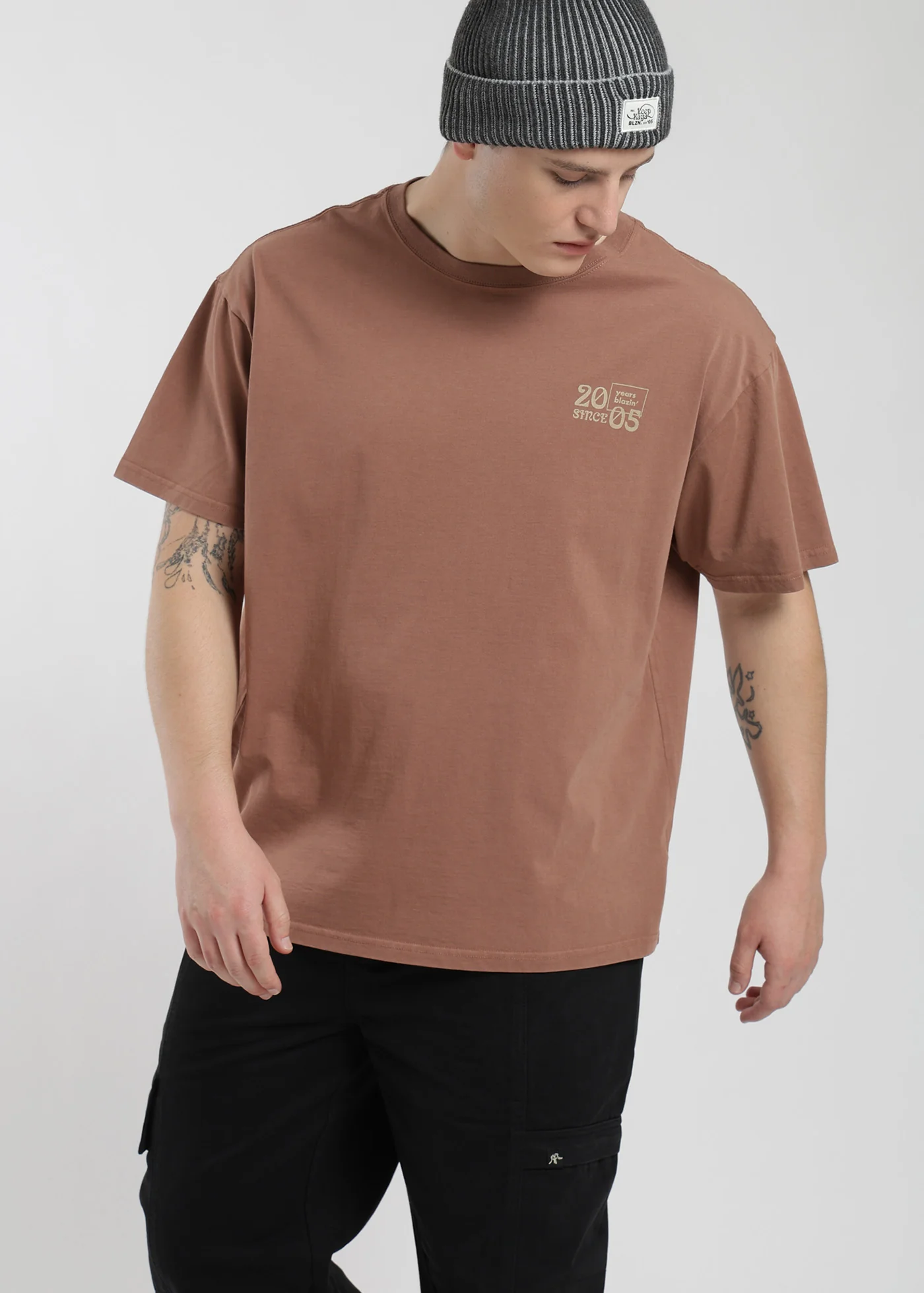 Polera Oversize Algodón Aniversario Hombre - Café - Image 2