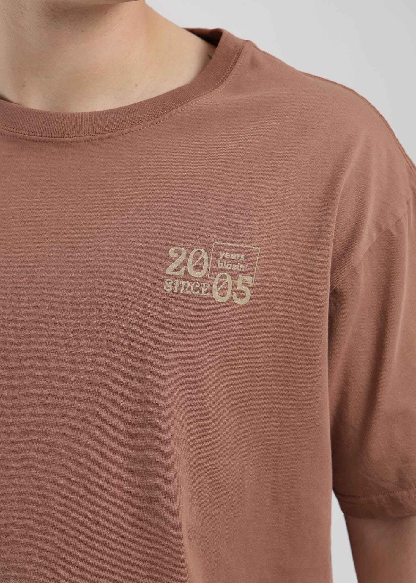 Polera Oversize Algodón Aniversario Hombre - Café - Image 3